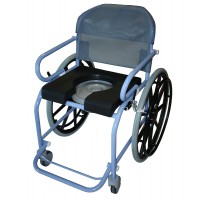 Fauteuil de douche sur grandes roues